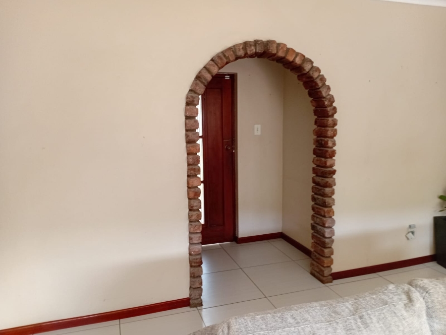 To Let 4 Bedroom Property for Rent in Bonza Bay Eastern Cape